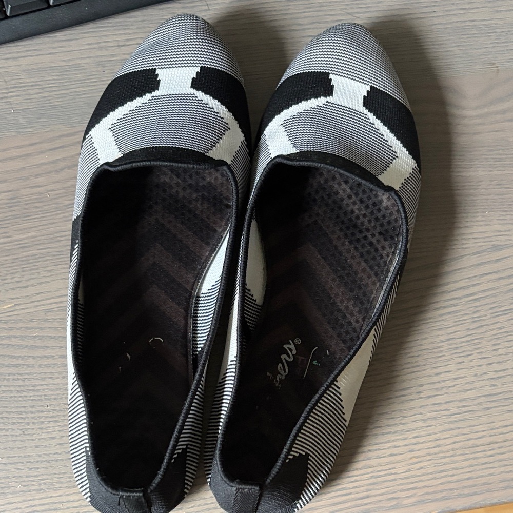 Sketchers Black and White Women's Flats